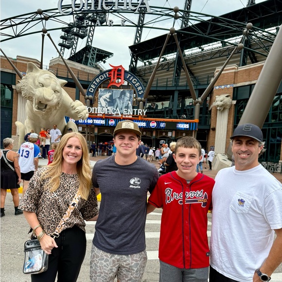 Meet your ❤️SUGGESTED USER❤️ posher, April - Picture 1 of 9